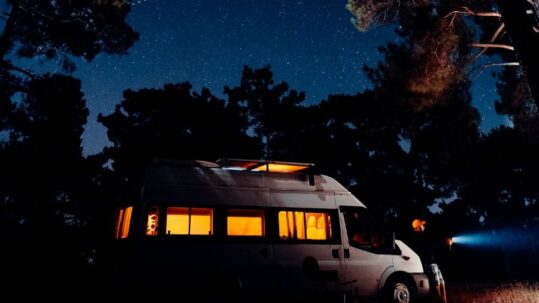El renacimiento del astroturismo, viaja con tu camper y descubre el cielo nocturno de febrero Viajes en camper para observar las estrellas con Caribú Vans, tu taller camper en Castellbisbal