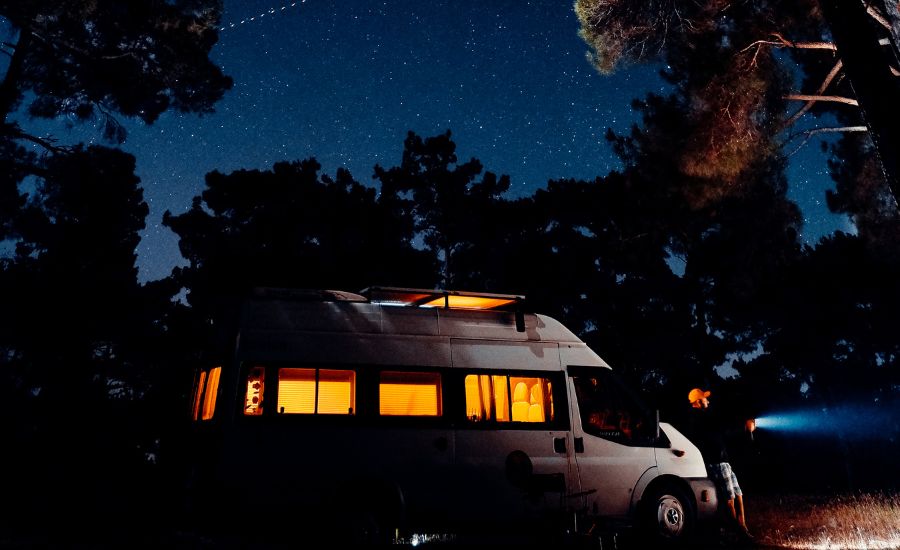El renacimiento del astroturismo, viaja con tu camper y descubre el cielo nocturno de febrero Viajes en camper para observar las estrellas con Caribú Vans, tu taller camper en Castellbisbal