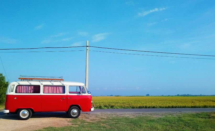 Curiosidades: La historia detrás del camper, el ascenso de la Volkswagen Combi a icono cultural Viajar con estilo y libertad, Caribú Vans, tu taller camper en Castellbisbal