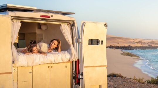 Vivir la libertad de la carretera en una camper pequeña no significa sacrificar comodidad. La clave está en maximizar el espacio disponible con soluciones inteligentes y diseño creativo.