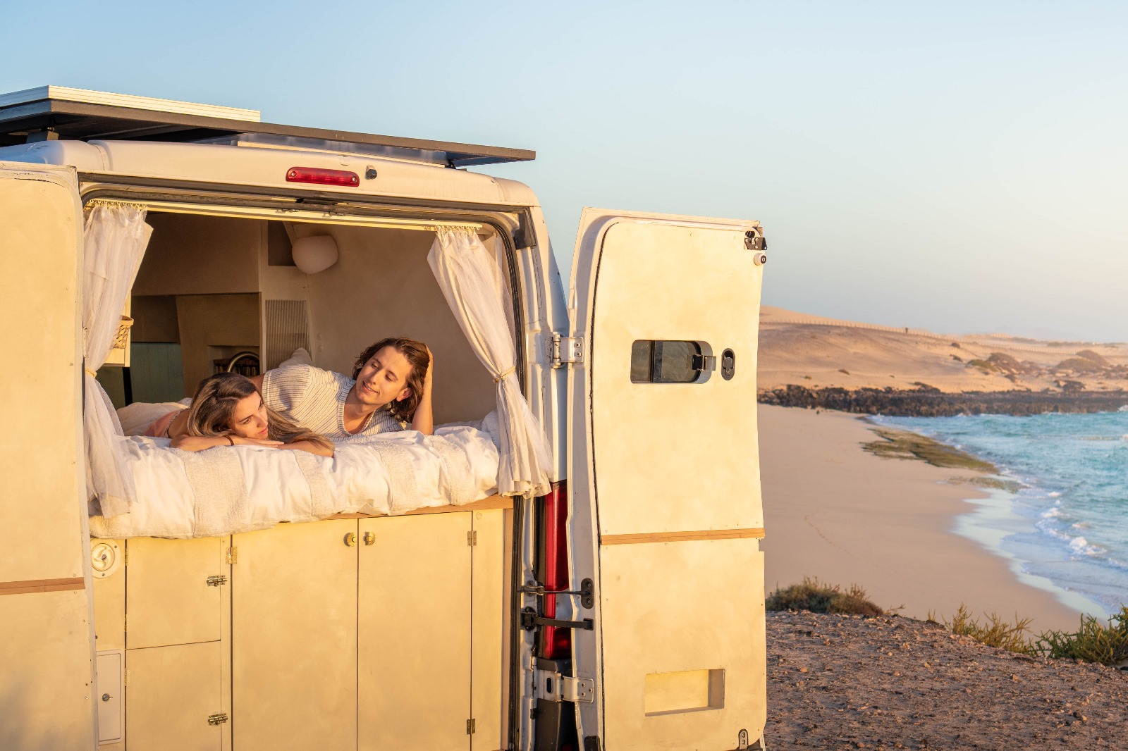 Vivir la libertad de la carretera en una camper pequeña no significa sacrificar comodidad. La clave está en maximizar el espacio disponible con soluciones inteligentes y diseño creativo.