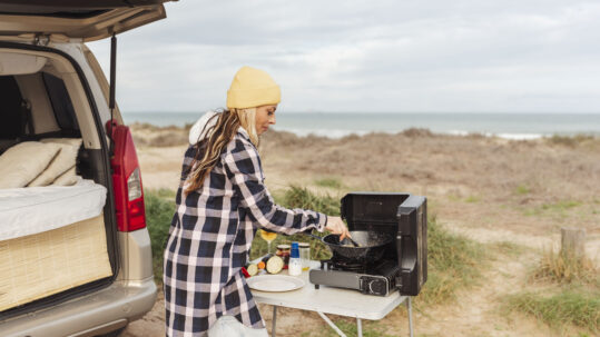 Explorar el mundo en una camper es una experiencia única que puede enriquecerse aún más con la ayuda de algunos gadgets innovadores.